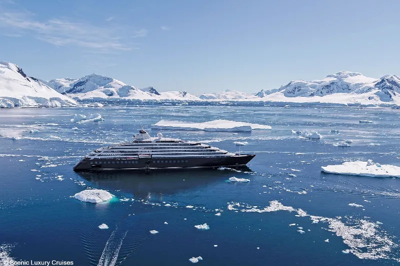 Die Scenic Eclipse zwischen Eisschollen vor den Bergen der Antarktis