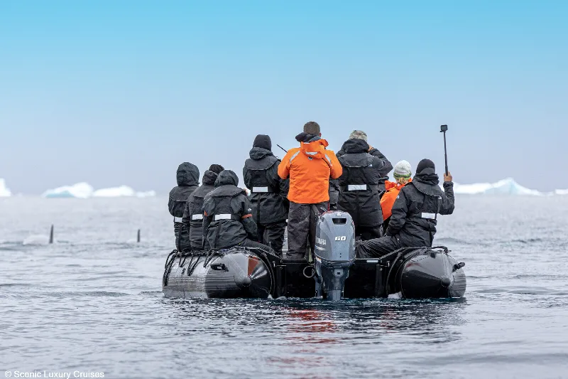 Gäste in einem Zodiac zwischen Eis in der Wilhelmina Bay in der Antarktis