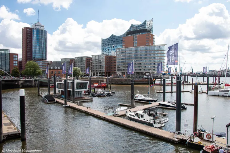 Die Elbphilharmonie und die Marina in der Hamburger HafenCity
