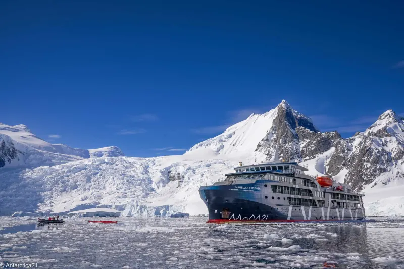 Die Magellan Explorer von Antarctica21 vor Gletschern und Bergen der Antarktis