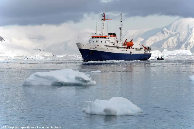 Das Expeditionsschiff MV Ushuaia von Antarpply Expeditions zwischen Eisschollen in der Antarktis