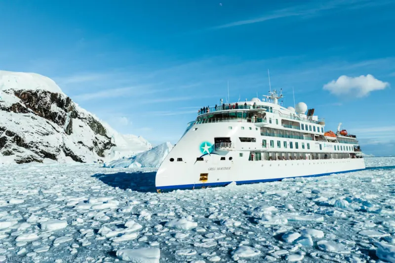 Die Greg Mortimer von Aurora Expeditions im Packeis der Antarktis