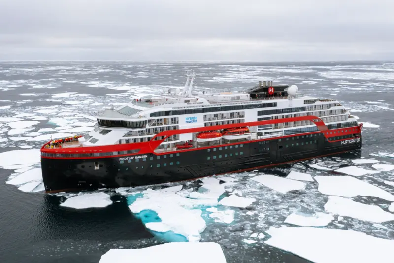Die Fridtjof Nansen von HX Expeditions im Eis der Antarktis