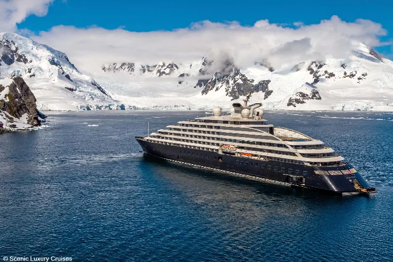 Die Scenic Eclipse vor schneebedeckten Bergen in der Antarktis