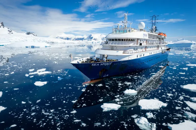 Das Expeditionsschiff Sea Spirit von Poseidon Expeditions zwischen Eisschollen in der Antarktis