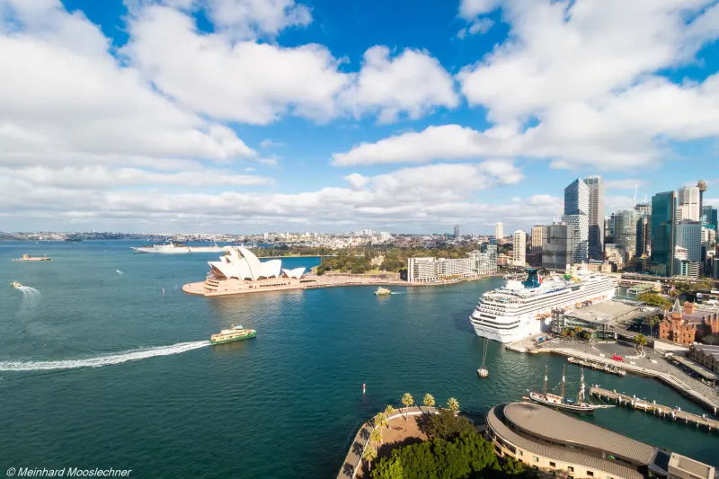 Der Hafen von Sydney mit Opernhaus und einem Kreuzfahrtschiff am Terminal