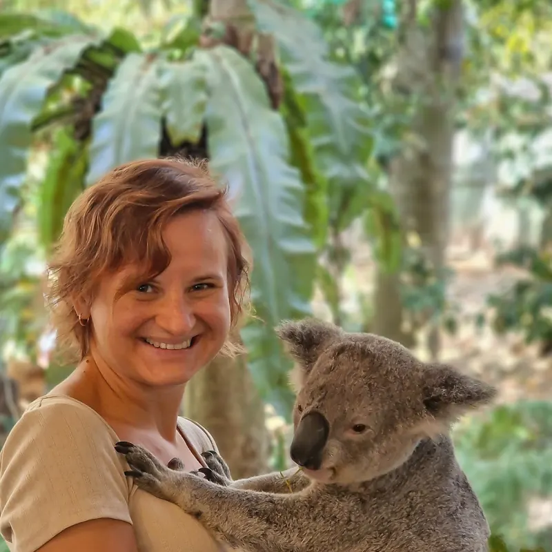 Daria Startseva mit einem Koala in Brisbane, Australien